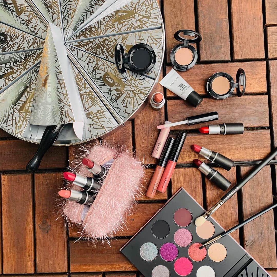M∙A∙C Cosmetics Japanのインスタグラム：「本日の『#ホリデーコレクション で毎日HAPPYメイク 🎄✨』の#MACインスタライブ で使用した製品はこちらです👇 ㅤWith MOMOHAHA @momo8haha ㅤRUMIKO IKEDA HARRIS @rumikoikedaharrismakeup ㅤ ご視聴いただいた皆さま、有難うございました✨まだの方はIGTVからぜひご覧くださいませ。 #MACFrostedFirework #MACクリスマスコフレ2020 #MACHoliday ㅤ 【ライブ使用製品】 ＊ブーム ブーム ワオ ミニ アドベント カレンダー ☑︎ストロボクリーム　ピンクライト： ハイライト ☑︎リップガラス　オイスター ガール：リップ ☑︎リップスティック　ディーバ：リップ ㅤ ＊ロケット トゥ フェイム アイ シャドウ × 12 パレット 使用ブラシ ☑︎ #208S アングル ブロウ ブラシ ☑︎ #217S ブレンディング ブラシ ☑︎ #239S アイ シェーディング ブラシ ㅤ ＊ファイヤーワークト ライク ア チャーム ミニ リップスティック キット: ピンク ☑︎リップスティック　イグルード トゥ ユー  ㅤ #MACCosmeticsJapan #MACコスメ#MACCosmetics #コスメ #メイク #ホリデー #コフレ #クリスマスコフレ#アイメイク#アイシャドウ#グラデーション#キラキラ#キラキラメイク#限定コスメ#限定#限定品#MACリップ#リップ#リップメイク#透明感#ツヤ肌#ツヤ肌#ももはは」