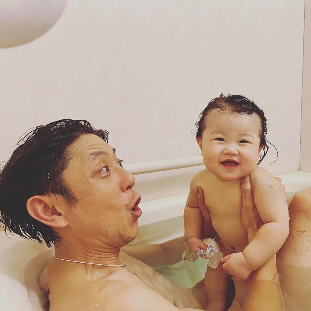 黒川忠文さんのインスタグラム写真 - (黒川忠文Instagram)「孫と入浴♪ 最近はご機嫌良きタイミングが 多いので助かります。  はい、私のイチモツを踏んでますw」11月25日 21時04分 - kurokawatadafumi
