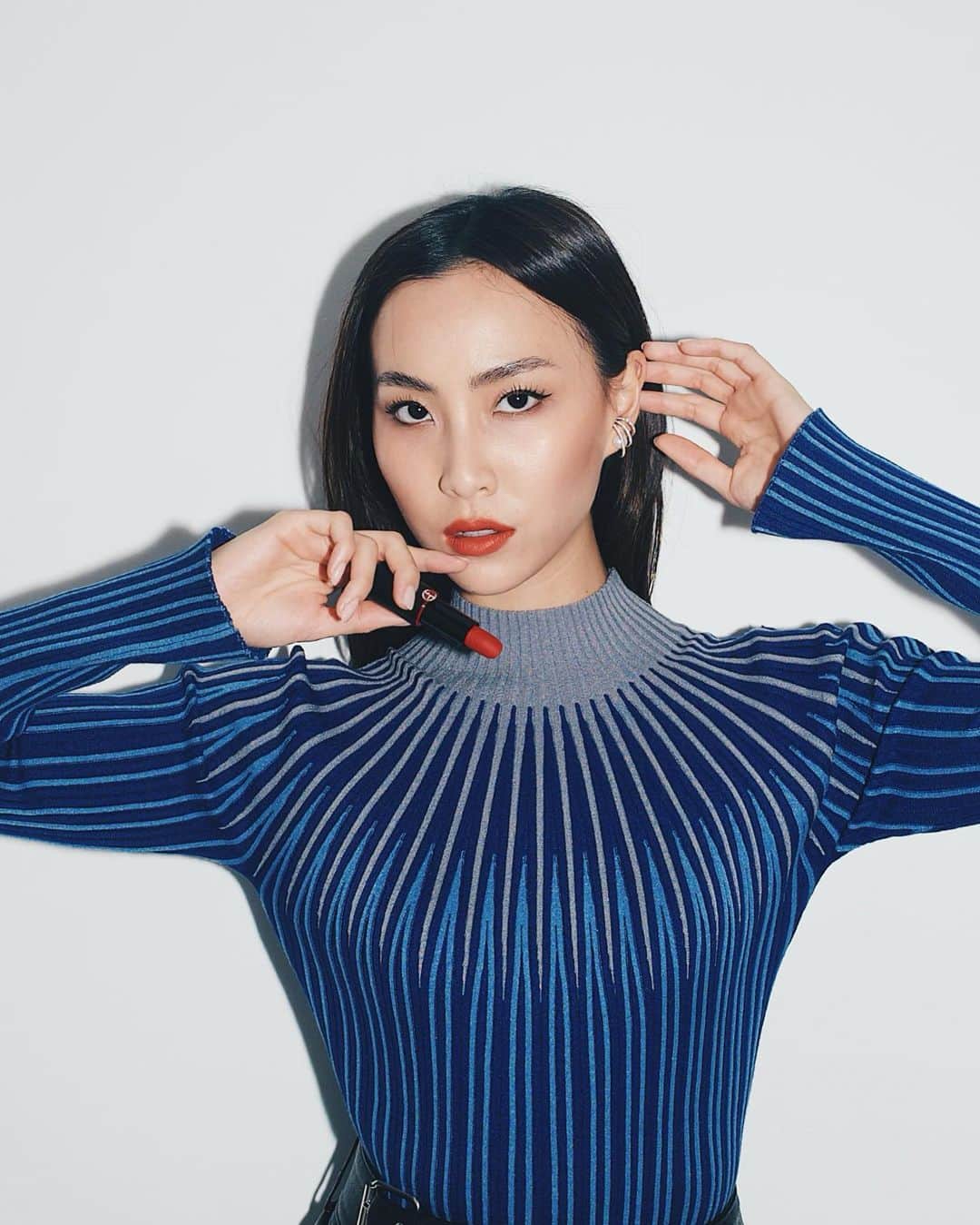 ソニアのインスタグラム：「Ready to be the Santa of attention (haha 🎅) with these Armani Beauty Venezia collection lippies & Power Fabric foundation! You can totally sleigh this look too by shopping the collection at TANGS.com now!   @armanibeauty #armanibeauty #sp」