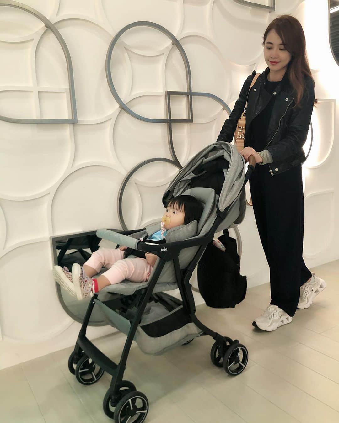 Miaのインスタグラム：「大寶貝姊姊剛出生時那時候 一直在想要選購什麼樣的嬰兒車才方便，想要讓寶貝坐的安全推起來又穩的車子，好像又特別的重、不好收納、上下車子跟搭手扶梯都很不方便！一定要兩個人幫忙或是要拆開推車來才能上車子，對於當時是全職媽媽的我來說，選購的車子真的不太適合我一個人帶著寶貝出遊，有了妹妹後要牽著姊姊推著嬰兒車很不方便!更是希望能找到一台好開又好收最好還很輕巧的嬰兒車！ 好了～我的媽媽好友們真的雷達都很厲害！推薦了我這台～『fluri drift 橫輕巧x磁吸扣 手推車』真的很輕巧！重量不到4.5公斤，單手就能打開跟收起來！媽媽完全不費力！ 更厲害的是它還有一按即可讓四輪同時360度智慧輪旋轉可以讓推車平行橫移，自由的前進後退，非常的好推！ 搭捷運或超市也都能隨心所欲～非常方便！ 車身的安全背帶是用磁吸扣，很快就可以幫寶貝扣好讓媽咪們可以優雅的幫寶貝扣好安全帶不用手忙腳亂了！很多貼心的設計真的讓我非常愛推著這台推車去曬嬰～ 當然不是讓寶寶真的曬太陽～它還有全罩式大頂蓬可以整個罩到寶寶不會讓寶寶真的曬到太陽！最底層的收納容量也很大可以放小被被或是雨罩在裡面～真的很方便！（要說三次）😆 推薦給需要嬰兒車的寶貝們❤️這台真的很好推👍   #JoieTaiwan #JoieFluridrift #橫輕巧 #橫輕巧磁吸扣手推車 #推車推薦 #平行橫移 #全球首發 #台灣總代理_奇哥」