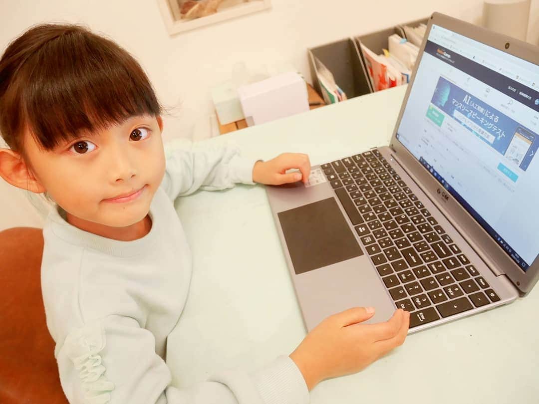 のインスタグラム：「🔤 . . 我が家の子供たち👦👧に 前々から取り入れたかった オンライン英会話。 . 学校の授業の後、習い事でバタバタ🙄 でも友達と遊ぶ時間も大事 趣味に没頭する時間も大事･･･と なにかと忙しい小学生の2人には スキマ時間に手軽に世界中の講師と話せる @nativecamp の英会話レッスンが大助かり😭✨ . 寝る前や夕飯待ちのちょっとした時間にも 受講可能だから 家族の生活ペースを守りながら無理なく学べるのが魅力的！ . 様々な国の講師がいるので 評判やプロフィールから我が子に合いそうな先生を選ぶことができるのも◎ 日本語講師もいるよ😊 . 写真は初めての授業。 最初緊張でガチガチだったのに めちゃくちゃいい笑顔😂❤ . 大人も子供も楽しく学べる @nativecamp のオンライン英会話。 気になる方もいるかと思うのでまたレポしまーす😁 . #ネイティブキャンプ #オンライン英会話 #英会話レッスン #オンラインレッスン #英会話 #英会話勉強中 #英会話初心者#おうち英語 #英語の勉強 #英語学習」