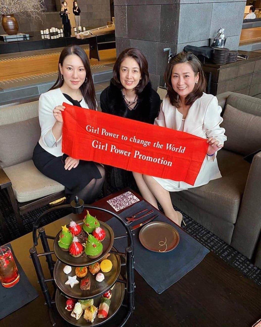 勝恵子のインスタグラム：「Girlpower理事会です。 はい、理事会です😍 池内ひろ美代表理事と、西川礼華専務理事。  #アマン東京  #アフタヌーンティー　#amantokyo  #afternnontea  #afternoon #meeting #girlpower」