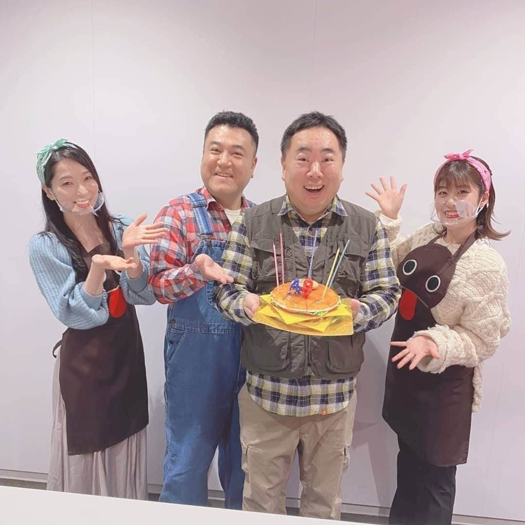 鶴あいかのインスタグラム：「本日11/25は塚地さんのお誕生日🎉 ザキ山小屋でもお祝いさせて頂きました✨お誕生日おめでとうございます✨  いつもお世話になっていて、とっても優しい塚地さん✨  こうして大変な状況でも直接お祝い出来て嬉しかったし、とても有難い気持ちになりました。 山ガールとして、まさかこんなに何度も誕生日をお祝いできるなんて。 感慨深いなぁ。  現場で失敗したかな💦という時も、 塚地さんの「ぜ～んぜん大丈夫だよ✨」というあたたかい一言でまた頑張れる。 本当に尊敬する大先輩です。  プレゼント喜んでくれますように。 そしてこれからもよろしくお願い致します✨  改めまして✨ 塚地さんお誕生日おめでとうございます🎂   #ザキ山小屋 #朝日放送  #お誕生日おめでとうございます #ドランクドラゴン #塚地 さん #ザキ山 オーナー #山ガール #平舘真生 #鶴あいか」