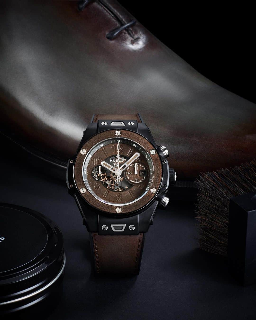 ベルルッティのインスタグラム：「- THE HUBLOT BIG BANG UNICO BERLUTI COLD BROWN -   Initiated four years ago, the collaboration between #Berluti and the Swiss luxury watchmaker @hublot has given life to a series of unforgettable watches.   For this new reveal, the two Houses have gone back to the drawing board to design a model based for the first time on the iconic Big Bang Unico chronograph.   The Hublot #BigBangBerluti Cold Brown watch fuses the modernity of Berluti, the vision of its artistic Director @kris_van_assche and the mastery of materials of the #Hublot Manufacture. This model will only be available in a limited edition of 100 copies.   Available in the Hublot Boutiques and on www.hublot.com.」