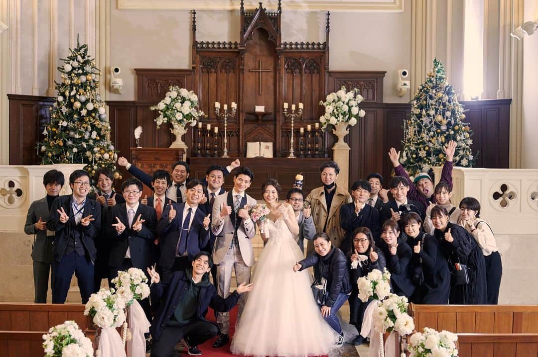 楠ダニエルのインスタグラム：「本日の撮影終わりの一枚📷﻿ ﻿ ﻿ 嬉しいよね﻿ こんなに沢山の人が一つモノを﻿ 創る為に動いてるんだよ🥲﻿ ﻿ 一日でできるものじゃないし、﻿ いっぱい時間を費って﻿ この写真に写っていなくとも﻿ 沢山の人が携わってるんだよ😊﻿ ﻿ そうやって創り上げたものが﻿ この先に未来を誓う２人の素敵な思い出になるんだよ☺️﻿ ﻿ ﻿ いつか振り返った時に﻿ 素敵な式だったねって。﻿ ﻿ そんなお手伝いをできていることが﻿ 何より嬉しいし、この仕事をしていて﻿ 本当によかったなって思った。﻿ ﻿ ﻿ そんな気持ちを感じた一日でした😌﻿ ﻿ ﻿ ダニーごくごく稀に熱い話します🥸🌋笑﻿ ﻿ ﻿ 注目して見てほしいのは この熱いお話と2枚目との温度差かな🤔 ﻿ ﻿ ﻿ ﻿ #記念写真#happyday #model#male#freemodel#洋装#新郎新婦#memory#メンズモデル#フリーモデル #freelance#photo#bridal #フリーランスモデル#笑顔#モデル#撮影#タキシード #tuxedo #wedding #ウェディングドレス #前撮り#hot#shootingday #イケメン#japanese #studio #ブライダル#ウエディング#結婚」