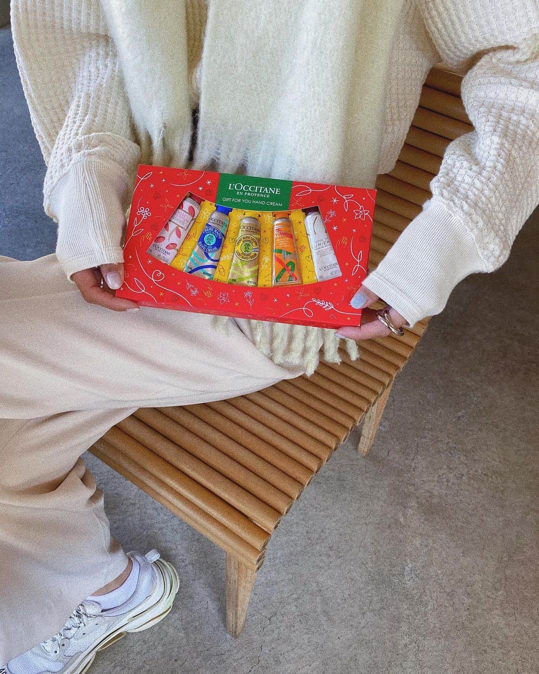 のインスタグラム：「🎄 🎁 🎄 今年は友達にミニハンドクリームセットを ホリデーギフトとしてプレゼント🎅🤍  持ち運びに便利なミニサイズが助かるぅ〜👏 プレゼント🎁といいながらちゃっかり自分用もっ😙🤍笑  Instagramでクリスマスやロクシタンにまつわる写真に ＃今年はみんなサンタクロース ＃ロクシタン ＠Loccitane_jp をつけて投稿すると、投稿数に応じて NPO法人チャリティーサンタを通して ロクシタンアイテムが子どもたちに寄付されるみたい☺️🤍  すてきなクリスマスになりますように、、💫  #ロクシタン #今年はみんなサンタクロース #pr #クリスマスプレゼント」
