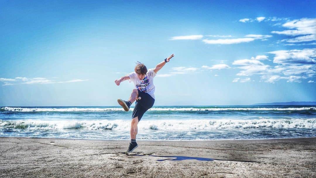 石田太志のインスタグラム：「#footbag #taishiishida #freestyle #soccer #follow #worldchampion #performance #performer #instagramer #hackysack #sea #jump」