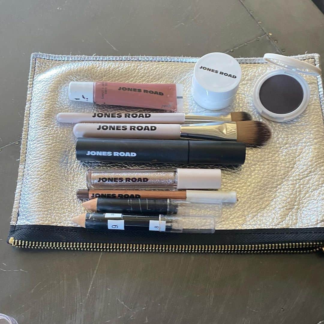 ボビー・ブラウンのインスタグラム：「I’m the ultimate minimalist when it comes to my own routine. @jonesroadbeauty has been a dream of mine... reinventing clean efficacious simple products. Missing from my daily makeup bag photo is my @augustinusbader mini and a new blush stick coming in March. They must have been left on the set. The brushes will launch with the face and eye pencils in January.」