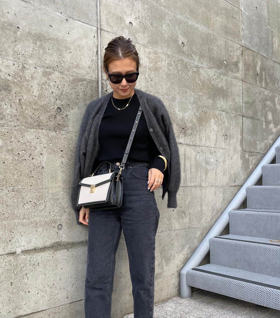 yukoさんのインスタグラム写真 - (yukoInstagram)「2020.11.25  先日の暖かい日のコーデ🖤 素足にパンプスもそろそろ終わりかな😭  cardigan.bag #damefrank tops #spickandspan  denim #stunninglure  shoes #dior」11月25日 21時18分 - sa_youu