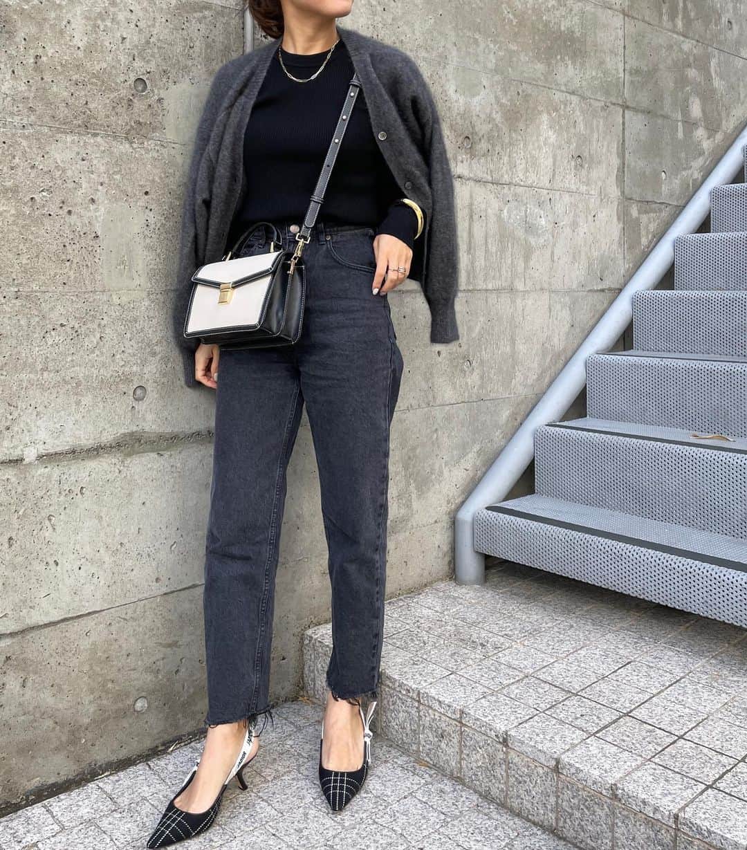 yukoさんのインスタグラム写真 - (yukoInstagram)「2020.11.25  先日の暖かい日のコーデ🖤 素足にパンプスもそろそろ終わりかな😭  cardigan.bag #damefrank tops #spickandspan  denim #stunninglure  shoes #dior」11月25日 21時18分 - sa_youu