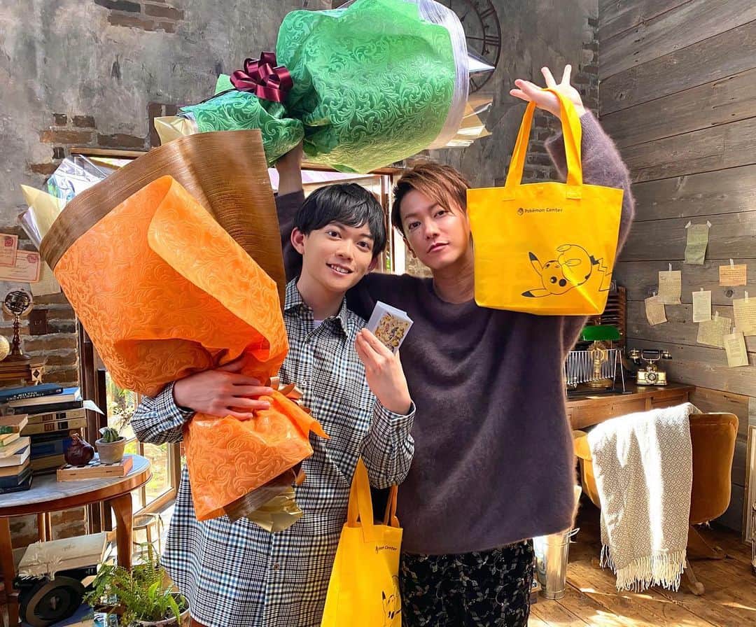 松丸亮吾さんのインスタグラム写真 - (松丸亮吾Instagram)「#佐藤健 さんとのクランクアップ写真！📸 実は #ポケカ とか遊ぶことはあっても写真とることってないから密かに嬉しかったんだよな、、  みんなはもうCM見てくれた？まだの人はぜひ #シャイニースターｖ のCM見てみてね！」11月25日 21時22分 - ryogomatsumaru