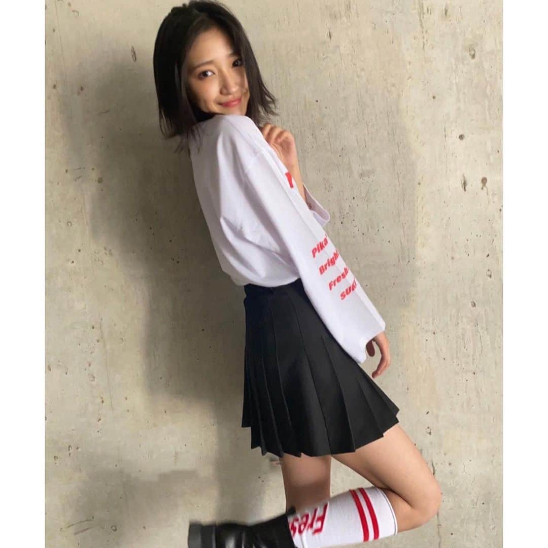 Girls²さんのインスタグラム写真 - (Girls²Instagram)「♡♡♡﻿ ﻿ Girls²×WEGO collaboration ✰✰✰﻿ 11/18(水)からWEGO一部店舗、﻿ ONLINE STOREにて発売スタートしています！﻿ ﻿ ▼ 𝐜𝐨𝐦𝐦𝐞𝐧𝐭 𝐛𝐲 𝐘𝐎𝐔𝐊𝐀﻿ 今回は白に赤のプリントのTシャツということで﻿ 黒のプリーツスカートと合わせた﻿ シンプルだけど、可愛いを意識してみました！﻿ 同じシリーズで靴下もでているので、﻿ セットで合わせたりするのもあり！！﻿ ワンポイントとして、メガネとかもいいかも！﻿ きらとお揃いで着ているように、﻿ お友達や兄弟とお揃いで着ても可愛いと思います！﻿ ﻿ #Girls2 #ガールズガールズ #大事なモノ﻿ #おはスタ #おはガール﻿ #ファントミラージュ #ファントミ﻿ #ラブパトリーナ #ラブパト﻿ #小田柚葉  #隅谷百花 #鶴屋美咲 #小川桜花 #増田來亜﻿ #菱田未渚美 #山口綺羅 #原田都愛 #石井蘭﻿ #渡辺未優 #山口莉愛 #山下結衣 #杉浦優來」11月25日 21時34分 - girls2_official