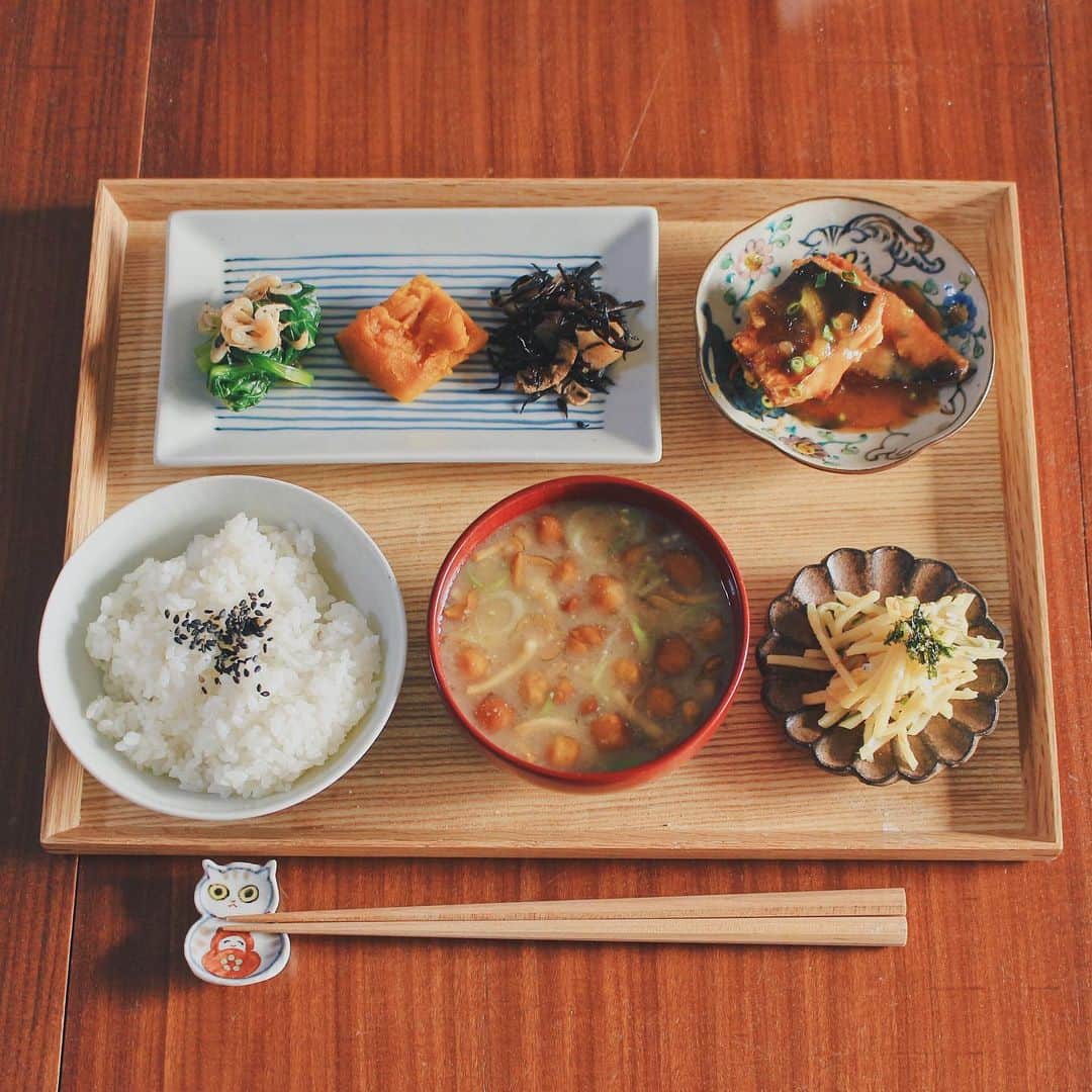 Kaori from Japanese Kitchenさんのインスタグラム写真 - (Kaori from Japanese KitchenInstagram)「寒い日の柚子味噌さば定食。 ・ こんばんは。久々の投稿。 気づけば一週間近く投稿してませんでした。 今日の朝昼ごはん。 今日の東京は本当に寒かった…冬はもうすぐそこですね。 今日のさばは柚子味噌焼き。 寒い日は味噌味のおかずが美味しく感じる。 そしてじゃがいもとしらすと大葉のナムル。 よく行く定食屋さんで食べて美味しかったので 家でも真似っこしてみました。 味付けは適当ですが美味しくできた分量載せておきます☺︎ じゃがいもは茹ですぎに注意。 30秒程度茹でるとシャキシャキ食感が残って美味しい◎ ・ 【薬膳の話】 今日はじゃがいもの話。 全世界で食されており様々なアレンジができる便利なお野菜。中医学の視点からみた効能は、胃の働きを調えたり、疲労回復が期待できます。 加熱してもビタミンCが壊れないのが嬉しいですね。カリウムも含まれていますので塩分摂り過ぎによるむくみ予防も期待できます。 調理法としてはお粥に入れたりポタージュなどのスープにすると◎ （私はフライドポテトが一番好きです🍟笑　しかし胃腸が弱い方は揚げ物の消化に時間がかかるのでポテトはおすすめしません泣） 今日もお疲れ様でした。 ・ ・ ・ 【おしながき】 ごま塩ごはん なめことネギのお味噌汁 じゃがいもとしらすと大葉のナムル さばの柚子味噌焼き ひじきの煮物 かぼちゃの煮付け 小松菜とあみえびのお浸し ・ ・ ・ ・ 2020.11.25 Wed Hi from Tokyo! Here’s Japanese brunch:Baked rice, mushroom miso soup, grilled mackerel w/ sweet yuzu miso, Korean seasoned potato, simmered hijiki seaweed, steamed pumpkin, and simmered Japanese mustard spinach w/ baby shrimp. ・ ・ ・ #Japanesefood #breakfast #朝ごはん #おうちごはん #早餐 #薬膳 #うつわ #自炊 #家庭料理 #一汁三菜 #小澤基晴 #和食 #松浦コータロー」11月25日 21時26分 - coco_kontasu
