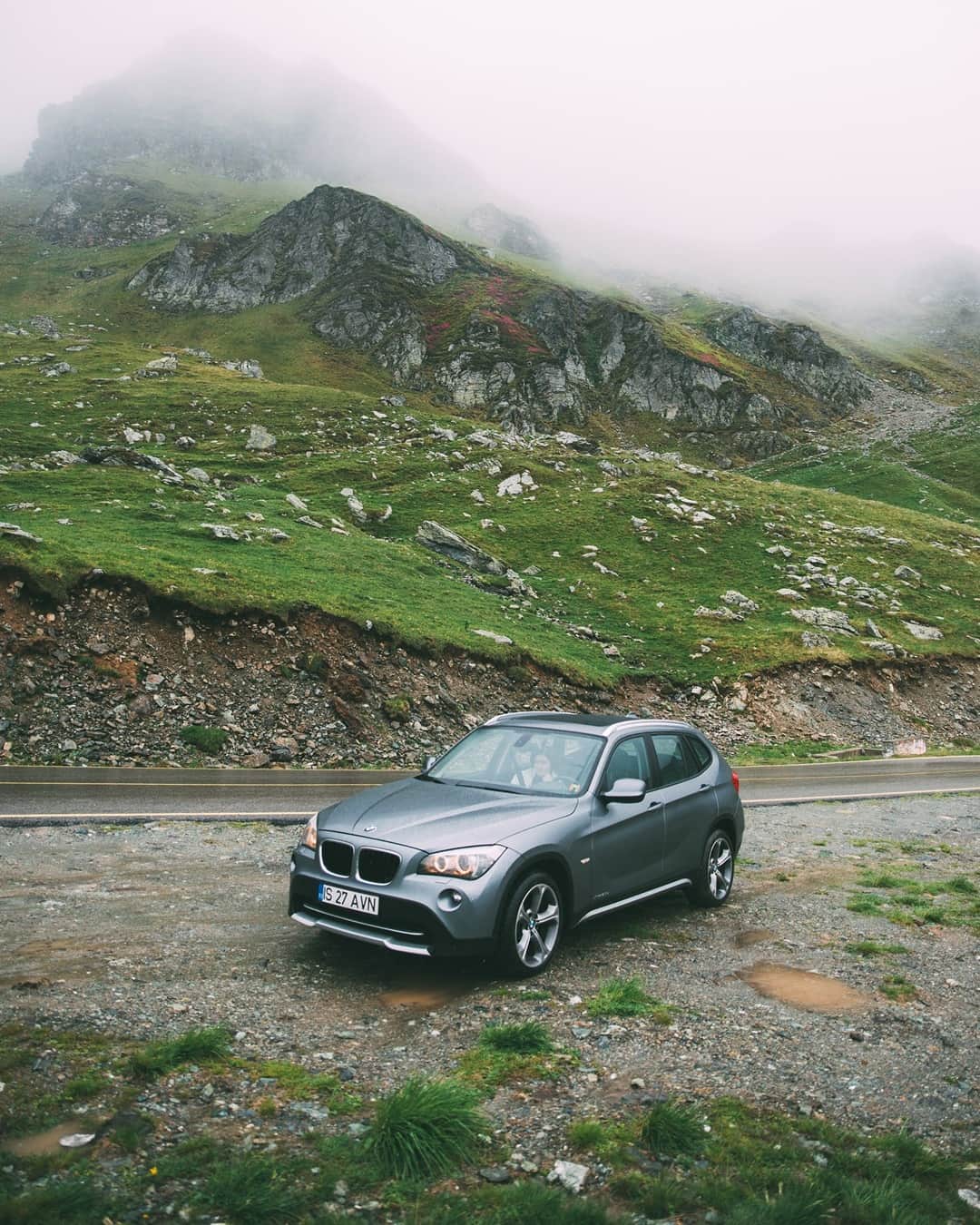 BMWのインスタグラム：「Reliably adapts to all conditions. The first generation of the BMW X1.  #BMW #X1 #BMWrepost @alexandrudrg」