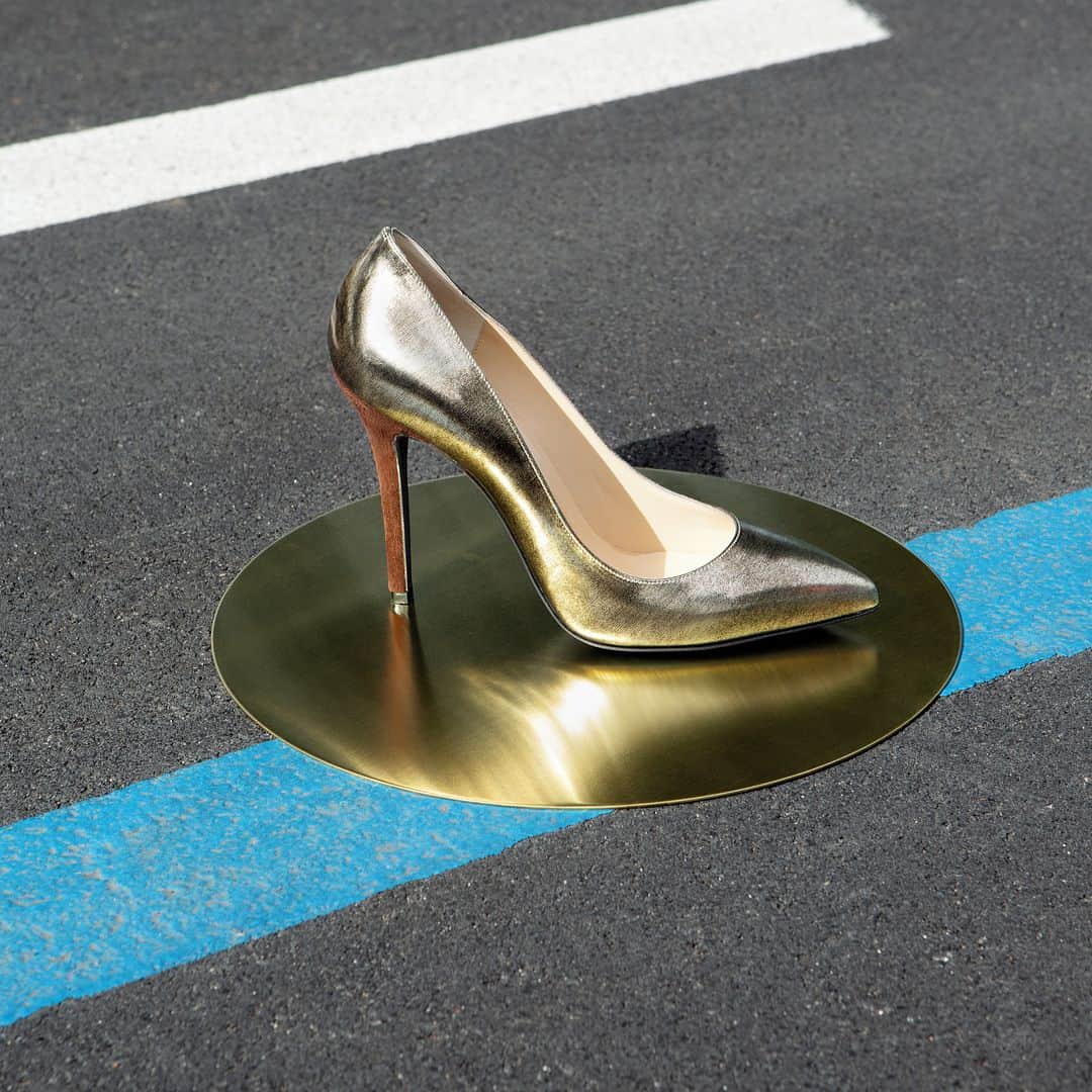 アレッサンドロオテーリさんのインスタグラム写真 - (アレッサンドロオテーリInstagram)「"Elegance is elimination." —Cristóbal Balenciaga⁣ This A 105 Roar décolleté is simply incredible. 🤎 Shop it online!⁣ .⁣ .⁣ .⁣ .⁣ #Otericollection #Alessandrooteri #Oterishoes #madeinitaly  #luxuryshoes #shoes #luxurydecollete #shoesinspiration #Shoeslover #Milano #Milanoshoes #musthaveshoes  #fashionable #chicshoes #Highheels  #fashiondesigner #style #leathershoes #glamour #Oteriluxuryshoes #Shoesinspiration #Milan #Colorfulshoes #Passionfordecollete #ShoesInspo」11月25日 21時30分 - oteri_milano