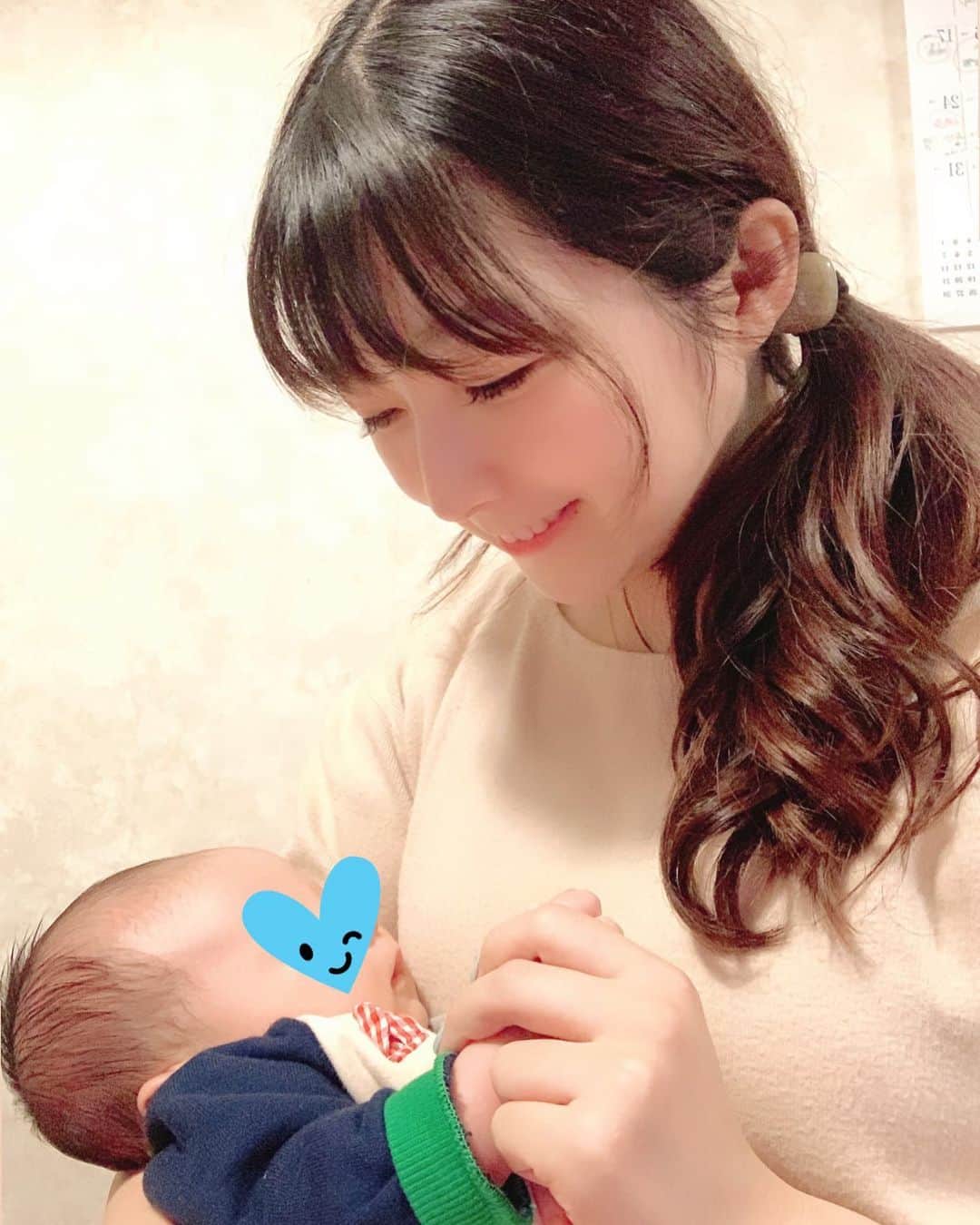 のインスタグラム：「. . ちょっと前の写真やけど😂 お姉ちゃんが撮ってくれた写真☺️ . 毎日癒されっぱなしです🥺 . 最近は笑うようになってさらに メロメロ…😖❤︎ たまに踊りたくもなるけど、 産後3ヶ月まではあんまり激しい運動はだめって言われてるから 踊れるようになるのはいつになるかな🤔 . . . #ママいちねんせい ＃一日一投稿 #いつかめ☺︎ #にかげつ」