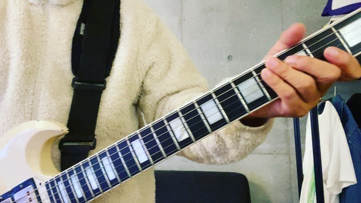 小野武正のインスタグラム：「フォトジェニックのレスポール黒がわしの初めて手にしたエレキギターでございますが、八木くんはレスポロレスポロって言ってましたね、2004年。  さて本日はKEYTALKとFOMAREのコラボ新曲がリリースされたということで皆様聴いてくださいましたでしょうか??疾走感溢れる爽やかなナンバーにわしの心の翼が羽ばたきまくっております!! そんな新曲Hello Blue Daysより1番Aメロを繋いでわしならぁしたいと思います！わしならぁ！  #わしつなぎ #keytalk #2周目 #歌詞案で応募した車道に出すぞは不採用」
