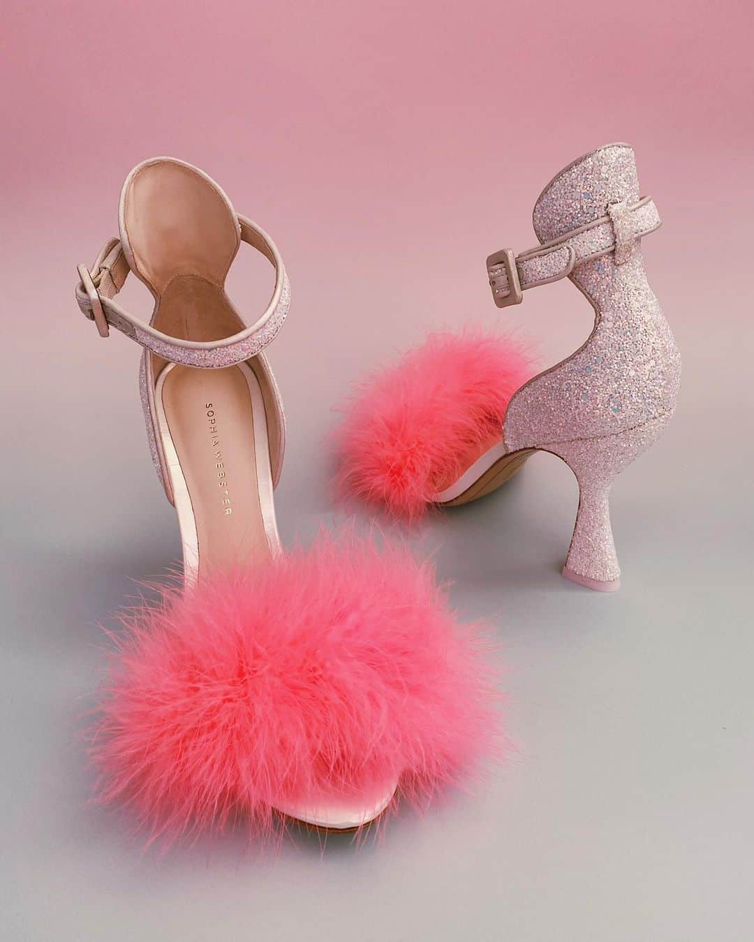 SOPHIA WEBSTERさんのインスタグラム写真 - (SOPHIA WEBSTERInstagram)「⁣Fluffy, fancy and _____. 💖 Fill in the blank... ⁣ ⁣ 'Nicole' is exclusively available at #SophiaWebster ✨⁣ ⁣ #SophiaWebsterExclusive⁣」11月25日 21時31分 - sophiawebster