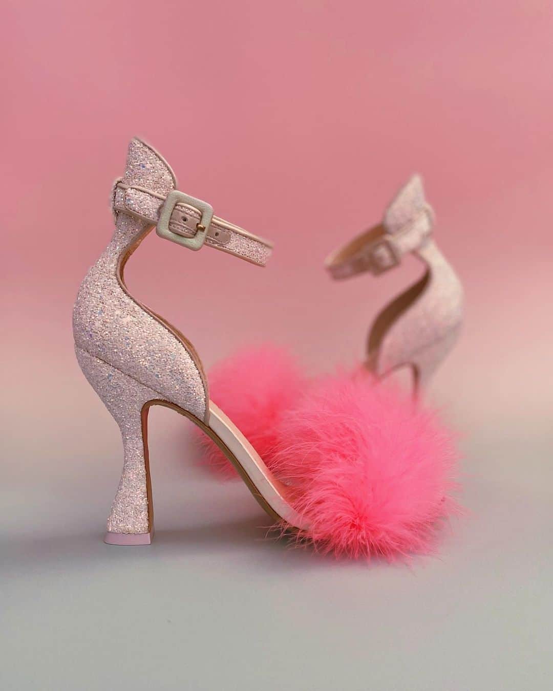 SOPHIA WEBSTERさんのインスタグラム写真 - (SOPHIA WEBSTERInstagram)「⁣Fluffy, fancy and _____. 💖 Fill in the blank... ⁣ ⁣ 'Nicole' is exclusively available at #SophiaWebster ✨⁣ ⁣ #SophiaWebsterExclusive⁣」11月25日 21時31分 - sophiawebster