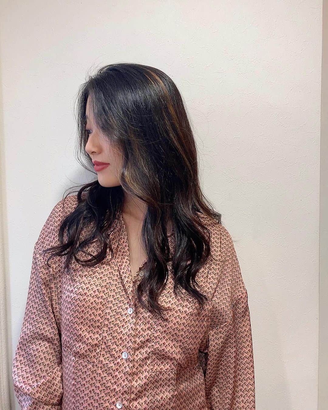 恵里花のインスタグラム：「ヘアメンテナンスで﻿ 希望のハイライトを入れてもらいました👩🏻✨﻿  今までの黒髪から動きが出て﻿ 雰囲気がガラッと変わったよ😙✌🏼﻿ ファッションが更に楽しくなりそうだな〜👠﻿ ﻿ いつもお世話になっている @kota__haru さん﻿ 今回もありがとうございました💈✂️ ﻿ #ヘアメンテナンス﻿ #ロングヘア﻿ #ハイライト」