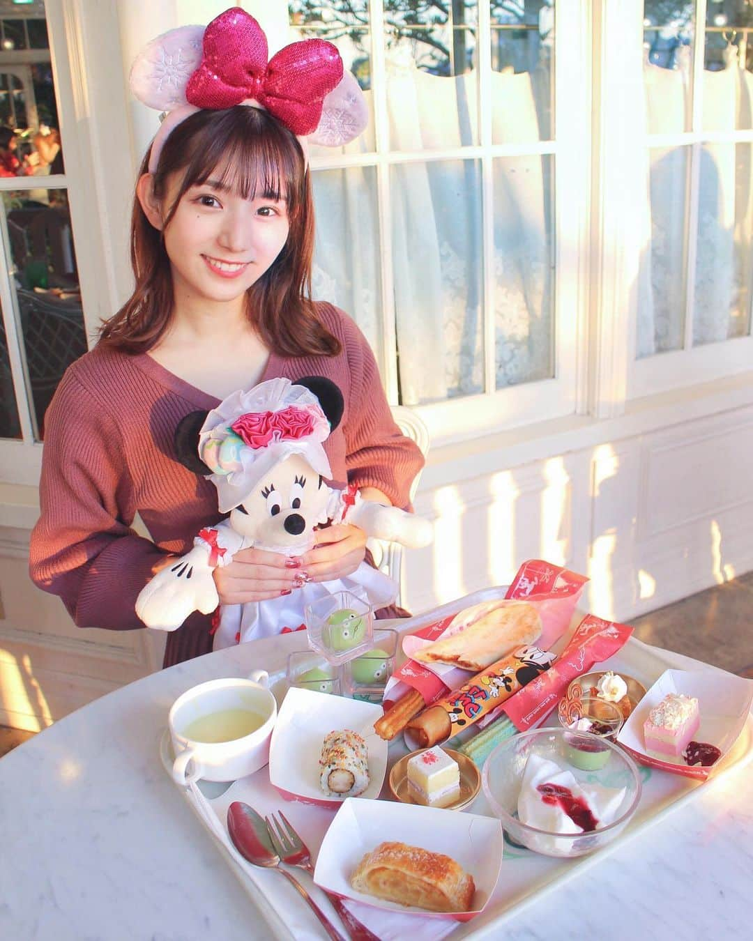 栗田麻理のインスタグラム：「. クリパレのデザートビュッフェ 食べてきました🥨✨  どれも美味しくてお腹いっぱいでした😌 . #クリスタルパレスレストラン #クリスタルパレス #ディズニーフード #東京ディズニーランド #ディズニークリスマス #ディズニーコーデ」