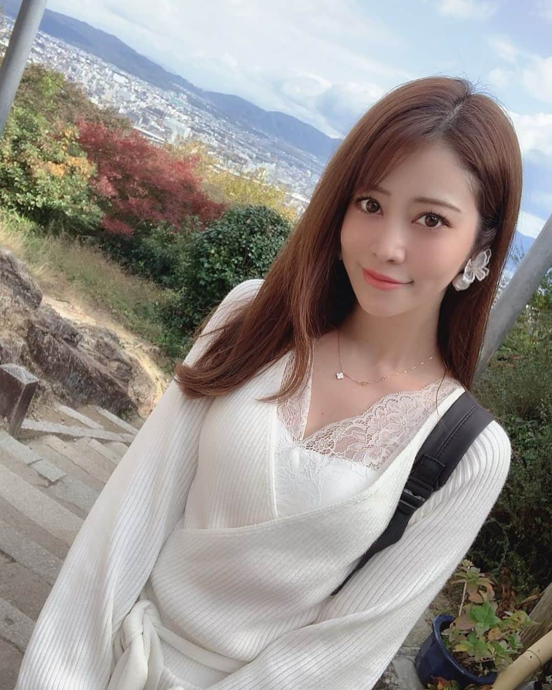 薄井美樹のインスタグラム：「．     白ニットって 王道だけどかわいい🥺💕     この間行った伏見稲荷神社の景色が めっちゃ綺麗だった🥺🥺   最後まで登りきれなかったけど💦 ここまできたよぉ〜！！      ．」