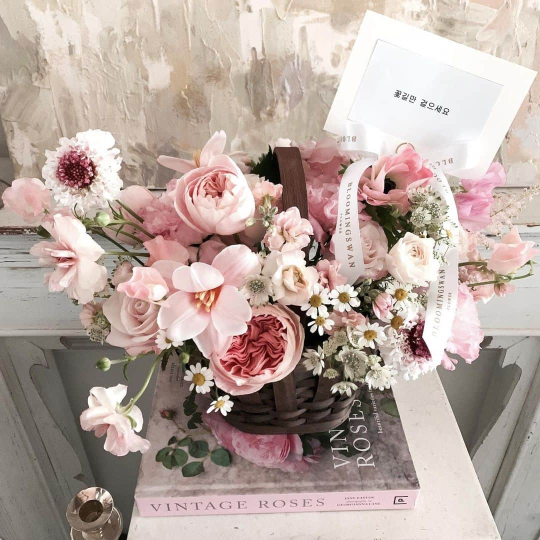 Florist.janeさんのインスタグラム写真 - (Florist.janeInstagram)「오전 주문건 #블스바구니 🥰   . . . . . 👆🏻블스 주문건 경우 배송료는 모두 별도 입니다. . ✌🏻배송 시간은 매번 달라지는 교통 상황에 따라 정각에 맞출  수 없으며 대략적인 시간대에 배송해드립니다.(ex 1시-2시)  👌🏻상품 문의시 원하시는 작품 캡쳐후 문의주시면 빠르게 답변도와드리겠습니다💕  🤟🏻매번 달라지는 꽃 시장 상황에따라 샘플 사진과 100% 동일하게 제작은 어렵습니다. 최대한 비슷하게 또는 사진 보다 더욱 예쁘게 제작해드리니 전적으로 플로리스트 의견을 믿어주세요 🙏🏻  .  . . .  . . #블루밍스완 #꽃스타그램 #꽃바구니 #꽃바구니선물 #연예인서포트 #부모님선물 #생일선물 #결혼기념일 #기념일선물 #와이프생일 #선물스타그램 #꽃선물 #꽃배달 #강남꽃배달 #논현동꽃집 #강남꽃집 #압구정꽃집 #flowers#일상 #데일리스타그램 #예비시댁선물 #연예인꽃바구니」11月25日 21時36分 - jane.florist