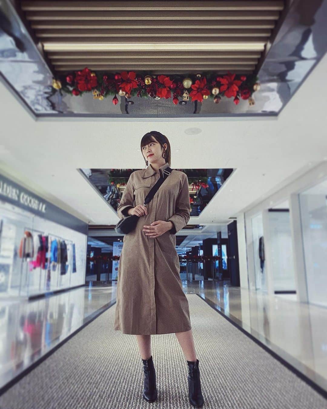Dewi Chienさんのインスタグラム写真 - (Dewi ChienInstagram)「💁🏽‍♀️稍早在story上給大家發問，統整了些最多人好奇的～ - 1、身體都健康嗎？有什麼不舒服嗎？ 除了前三個月每天都會想吐乾嘔外，目前只有偶爾腰痠，然後可能食慾算好有點困擾⋯阿！還有變得很愛睡⋯ - 2、寶寶是男生？還是女生？ 我們還不知道喔～預計下個週末應該會來辦一個簡單的性別趴！到時候再來跟大家分享（第六感猜是女生💕 - 3、肚子感覺好大是幾週了？ 幾週的部分先不公開⋯不過我好像真的算蠻顯肚，大家都說以我的週數加上又是第一胎這樣有點偏大。（但醫師檢查寶寶大小都正常也健康所以就讓肚子自由發展吧～」11月25日 21時38分 - dewichien