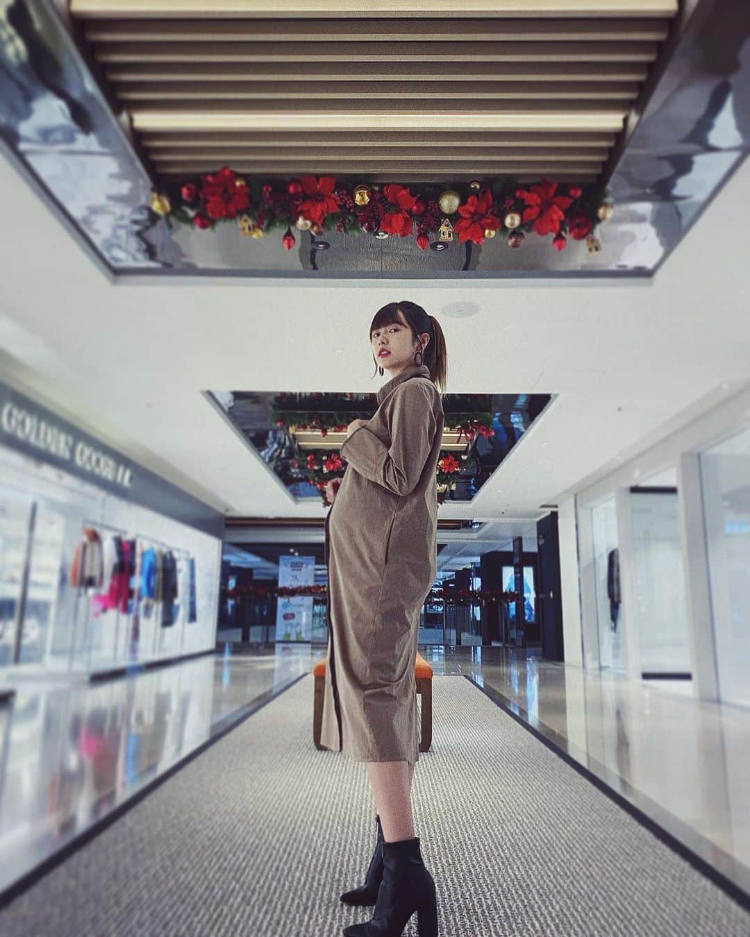 Dewi Chienさんのインスタグラム写真 - (Dewi ChienInstagram)「💁🏽‍♀️稍早在story上給大家發問，統整了些最多人好奇的～ - 1、身體都健康嗎？有什麼不舒服嗎？ 除了前三個月每天都會想吐乾嘔外，目前只有偶爾腰痠，然後可能食慾算好有點困擾⋯阿！還有變得很愛睡⋯ - 2、寶寶是男生？還是女生？ 我們還不知道喔～預計下個週末應該會來辦一個簡單的性別趴！到時候再來跟大家分享（第六感猜是女生💕 - 3、肚子感覺好大是幾週了？ 幾週的部分先不公開⋯不過我好像真的算蠻顯肚，大家都說以我的週數加上又是第一胎這樣有點偏大。（但醫師檢查寶寶大小都正常也健康所以就讓肚子自由發展吧～」11月25日 21時38分 - dewichien