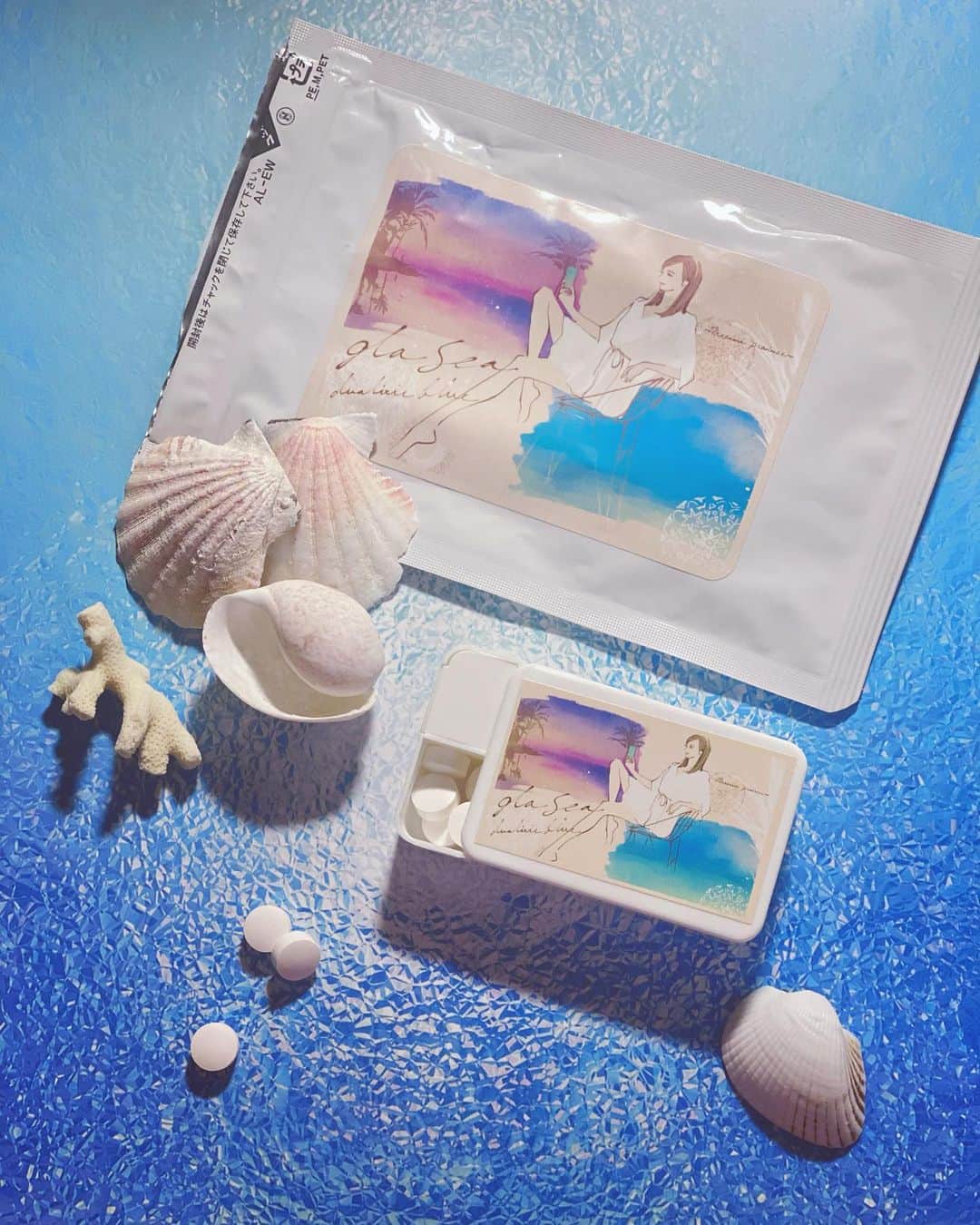 Erenaのインスタグラム：「💙💠 glasea 💠💙 マサミちゃん @s.family.rmr プロデュースの『グラッシースパークリングチュアブル 』@glasea.wave 1日1粒で女性に必要な美容成分が摂取できちゃう夢のタブレットだよ😍 こんなの欲しかったー♥️♥️♥️ なんとレモンの60倍のビタミンC = "カムカムフルーツ" が配合されてる🍋 その他に、葉酸,フィッシュコラーゲン,プラセンタ,ビタミンA,B1,B6,B12,C,D,E が配合されてるよ🙌🙌 1日1粒で🆗噛んでも舐めても飲んでも🆗 1日の必要な美容成分がこの1粒に凝縮✨ お手軽摂取✨✨ マサミちゃんthank you…💋 . ✔️ぜひチェックしてね😘✔️ 【公式ｵﾝﾗｲﾝｽﾄｱ】https://glasea.shopselect.net/ . . #glasea#グラッシー#グラッシースパークリングチュアブル#タブレット#サプリメント#美容#健康#アンチエイジング#美肌#プラセンタ#ビタミン#カムカムフルーツ#レモン60倍のビタミンC#葉酸#フィッシュコラーゲン#夢のサプリ#美の秘訣」