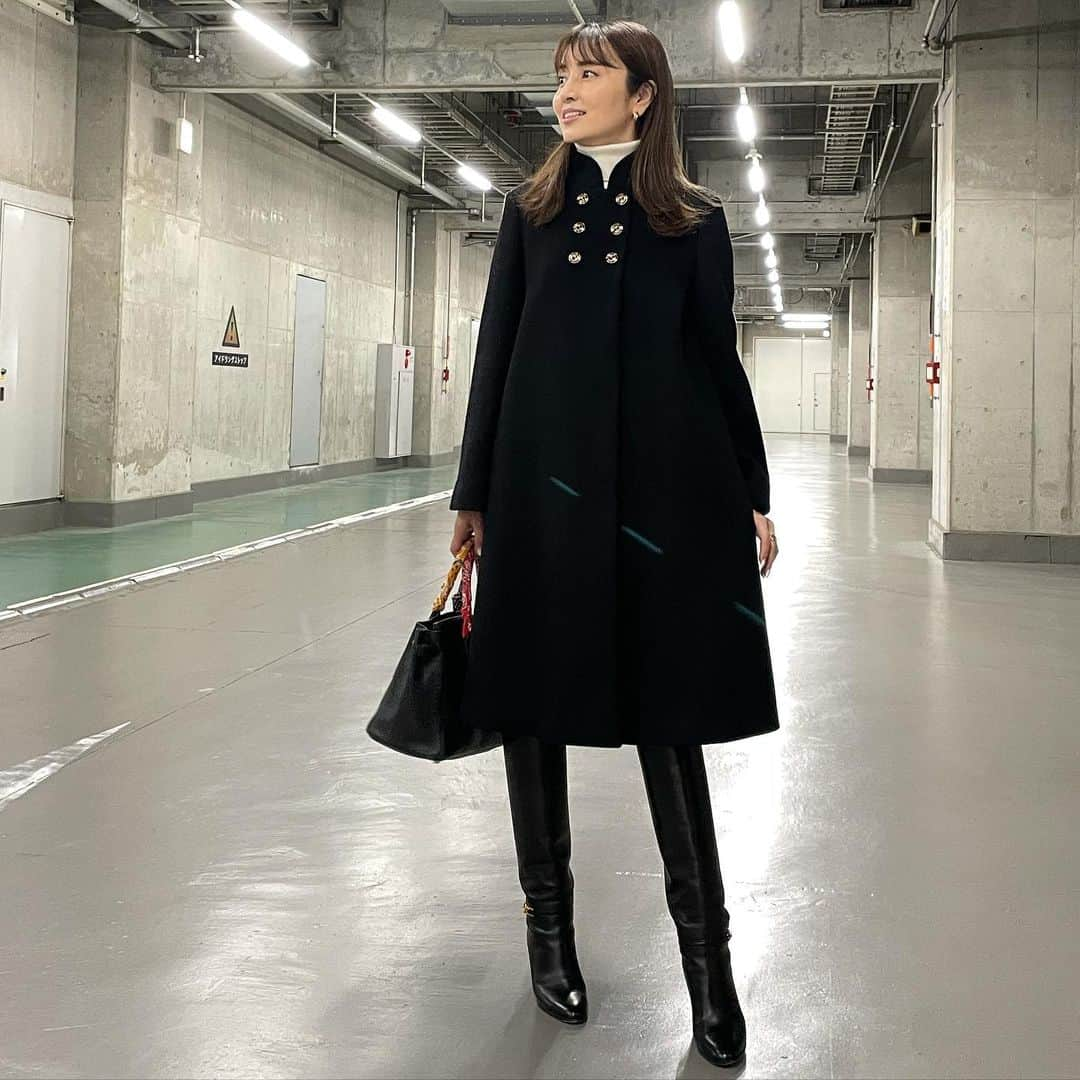 矢田亜希子さんのインスタグラム写真 - (矢田亜希子Instagram)「コートの季節好き。 #私服#一目惚れで買っちゃった#今年のnewコート コート @gucci  白タートルニット @crucianijp  ブーツ @celine」11月25日 21時50分 - akiko_yada