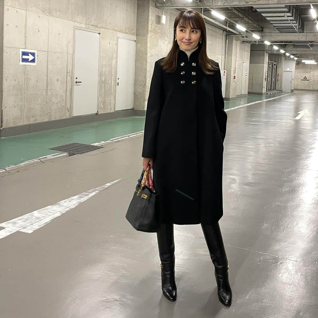 矢田亜希子さんのインスタグラム写真 - (矢田亜希子Instagram)「コートの季節好き。 #私服#一目惚れで買っちゃった#今年のnewコート コート @gucci  白タートルニット @crucianijp  ブーツ @celine」11月25日 21時50分 - akiko_yada