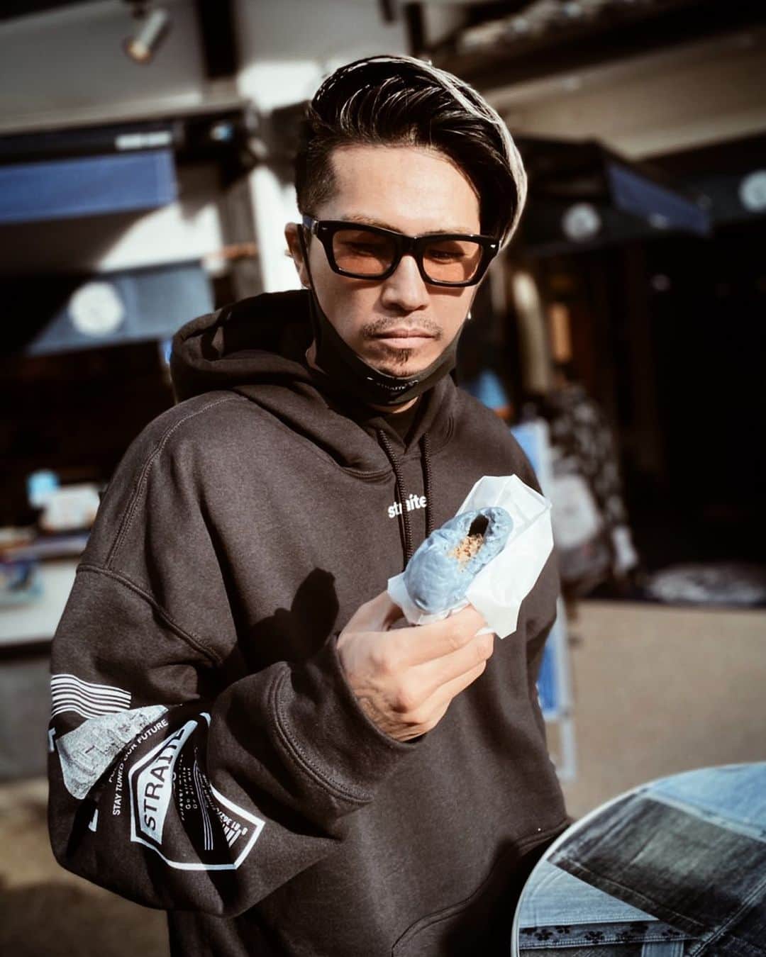 DJ ACEのインスタグラム：「👖﻿ 饅頭とワタシ。﻿ ﻿ Denim bun & me.﻿ -it's very normal pork bun﻿ ﻿ #デニムまん﻿ #中身は至って普通の肉まん」
