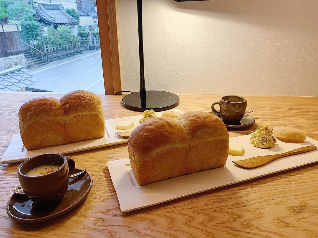 AKARIのインスタグラム：「#京都祇園茶寮  ちょうど13時からの焼き立てのパンが食べれた🍞❤︎ 大きいかな？って思ったけどぺろりだった！ （着物きてたから苦しい）🤭」