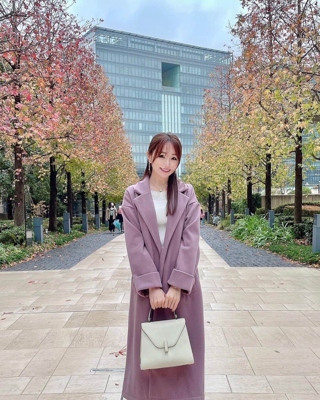 のインスタグラム：「可愛いって褒められたカラーコート😍💜 白黒ベージュのベーシックカラーのコートはもう沢山持っているので、 カラーコートに挑戦してみました☺️💕💕  ピンクなんだけど落ち着いたパープルみたいな色が可愛くて シルエットも綺麗で肌触りもすごく良いこのコート、 こんなに可愛いのにプチプラのグレイル @grl_official なの😭❣️✨✨  カラーコートってなかなかチャレンジしにくいけど、プチプラなら挑戦できる🥰✨✨  丈もふくらはぎくらいでショートブーツと相性ばっちりです🥳👌🏻  #grl #fashion #coordinate #valextra #グレイル #カラーコート #パープル #ヴァレクストラ」