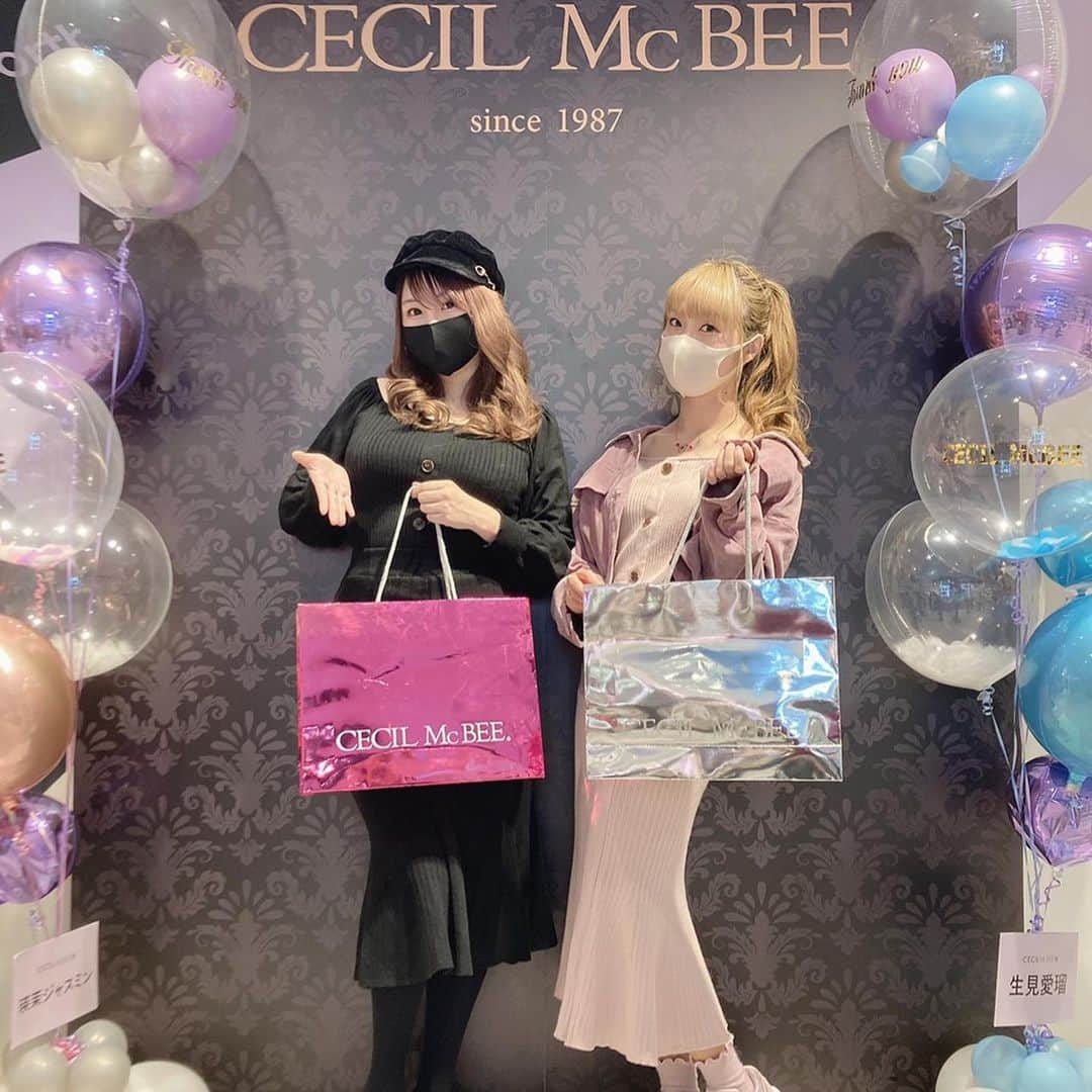 茉里のインスタグラム：「CECIL McBEEさん 33年間お疲れ様でした！！！  最後にまいぷにとCECIL McBEEお揃いコーデで109の店舗にお邪魔してきました！ 懐かしいショプバやノベルティ、雑誌が飾られていて、これがエモいってやつか！！！ってなった。  私が小学生あたりの時にめちゃくちゃ流行ってて、女の子なら1人1着は必ず持ってるブランドだったな。。おしゃれなギャルが着るブランドのイメージ 中学生の時はHEPで福袋買ったのも覚えてる😭  当たり前のようにいつも見かけてたから無くなってしまうのは悲しい。。  そして、前回の展示会ですごく丁寧に対応してくださったとってもとっても可愛い英絵さんとまたお会い出来て感動🥺 一人一人にメッセージカードを書いてくださって泣けた… 会った時からファンすぎて会えなくなるの嫌だから店舗無くてもまた会いたいな…  #ばいばいcecil #cecilmcbee」