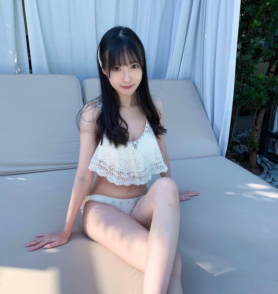 キアナのインスタグラム：「秋なのに今年はどうしても水着着る気ある👾 逆に今見たら寒そう👽」