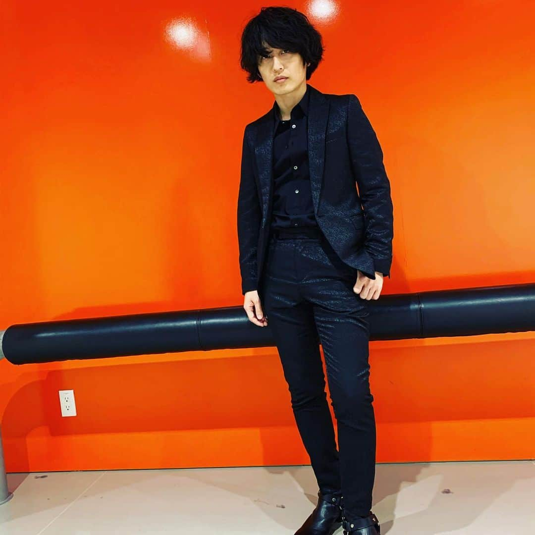 白井眞輝さんのインスタグラム写真 - (白井眞輝Instagram)「Thank you “BEST ARTIST 2020”! 今日から3日間ライブが続いて、このご時世に嬉しい限りです。 明日はSpotifyの配信ライブです。  #bestartist2020 #alexandros #風になって #日テレ #galaabend」11月25日 21時49分 - masakishirai_alexandros