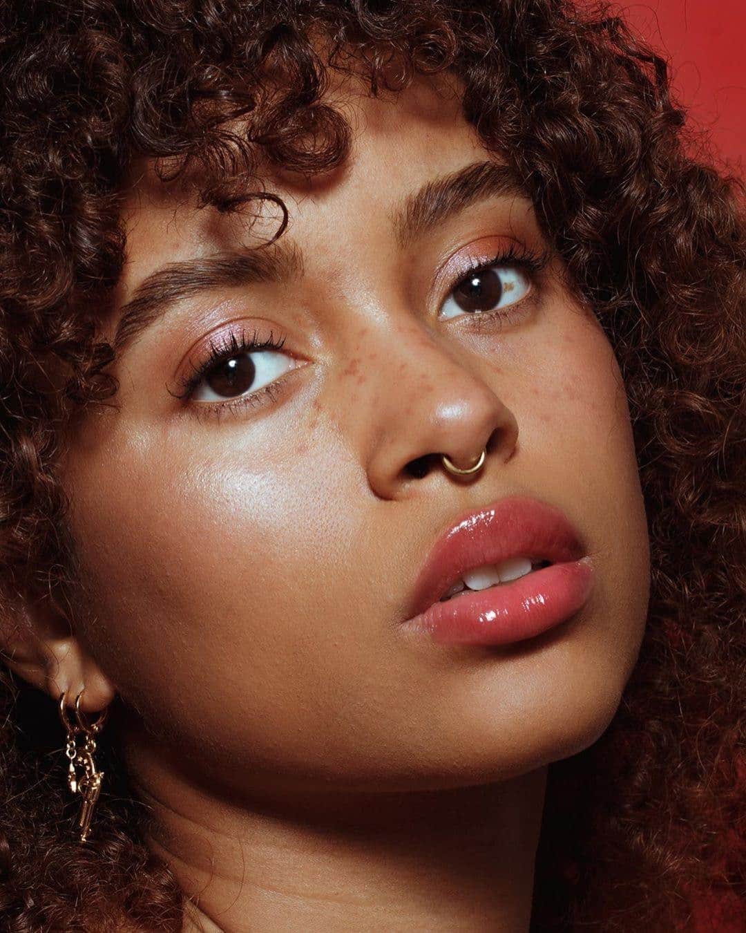 M·A·C Cosmetics Deutschlandさんのインスタグラム写真 - (M·A·C Cosmetics DeutschlandInstagram)「Ruby Woo mal anders! 🔥 Die bezaubernde @kali.ledger zeigt uns hier, dass unser #MACClassic, der Lipstick in Ruby Woo, nicht nur intensiv und knallig getragen wurden muss! 💋   Super leicht aufgetragen und getoppt mit unserem Lipglass in *Clear* zaubert sie somit einen wunderschönen Nude-Look! 🌸 Auch an den Wangen ein absolutes MUST-HAVE! 💋 ❤️   Nicht vergessen: Wir befinden uns in Cyber Week 4🔥  Erhaltet nur diese Woche 30% auf das GESAMTE Sortiment und 40% ab einem Einkauf von 89€! Online und In Store 🔥*  * VIVA GLAM, Holiday Kits, Holiday Colour & MINI MAC sind von der aktion ausgeschlossen. Nicht mit anderen Rabattaktionen kombinierbar. #MACCyberMonth #CyberMonth #CyberWeek4 #DEAL #BlackFriday #MACBlackFriday」11月25日 22時00分 - maccosmeticsgermany