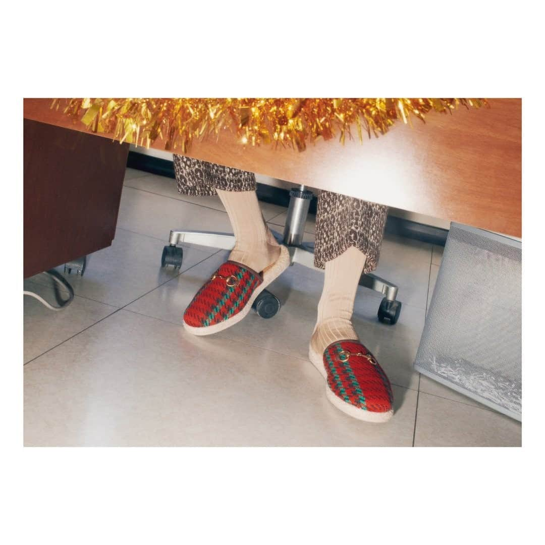 グッチさんのインスタグラム写真 - (グッチInstagram)「Holiday gifts of slippers crafted with the House colors from the Web stripe motif, are reimagined as a houndstooth pattern. Discover more through link in bio. #GucciGift @alessandro_michele #AlessandroMichele」11月25日 22時00分 - gucci