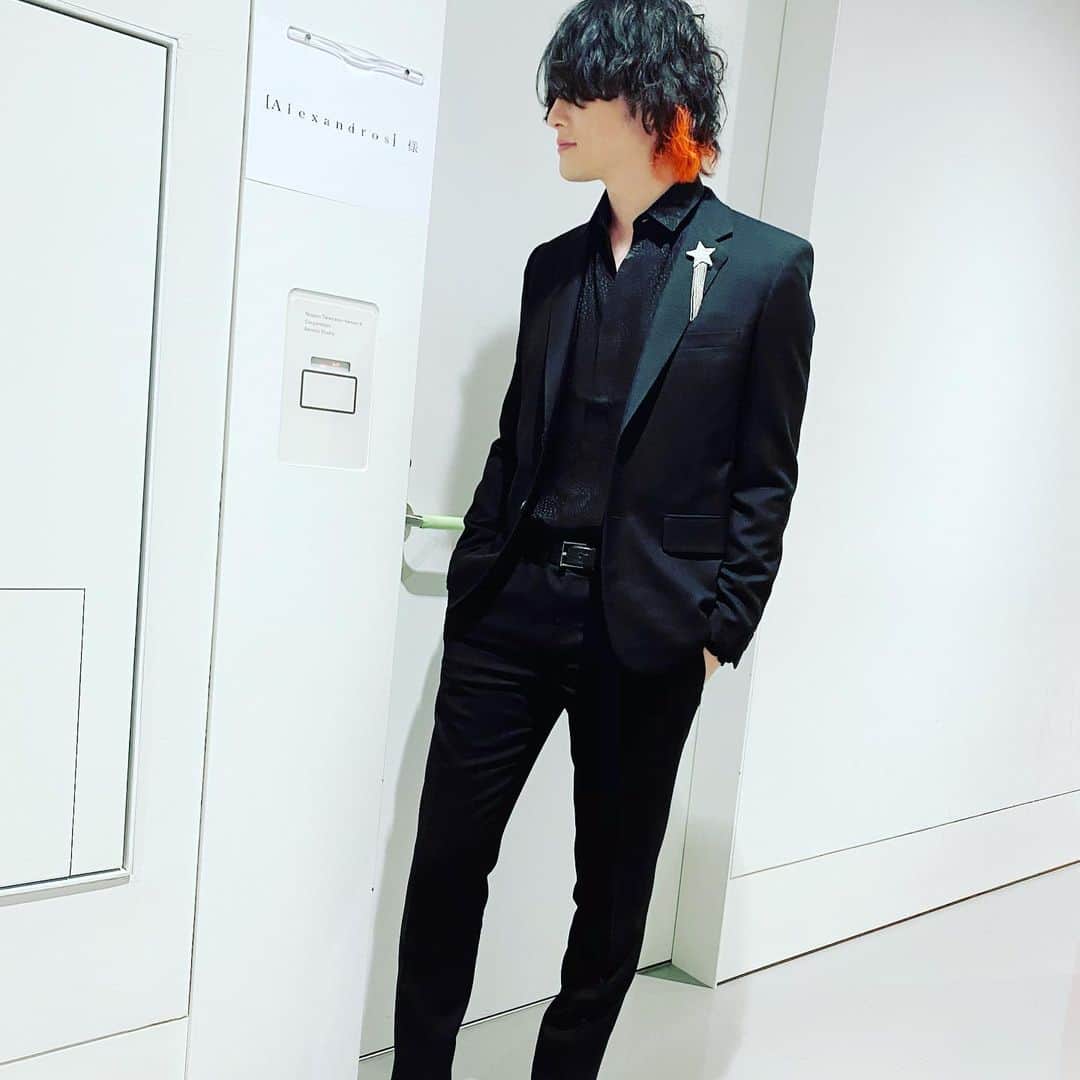 磯部寛之さんのインスタグラム写真 - (磯部寛之Instagram)「Thank you BEST ARTIST 2020! Happy to play our newest tune for the first time on TV. Fun times. The tune will be launched via download/ subscription services soon so check it out! Hiro ベストアーティスト2020ありがとうございました！我々の新曲「風になって」本邦初公開でした。楽しかったー。もう近々配信開始予定なので、どうぞ楽しみにしていてください。ひろ #alexandros #日テレ #bestartist2020 #kazeninatte #風になって #初披露 #早く #もっと #演奏 #したい #もんです #な #とりあえず #観てくれ #た #みんな #ありがとう」11月25日 21時52分 - hiro_isobe_alexandros
