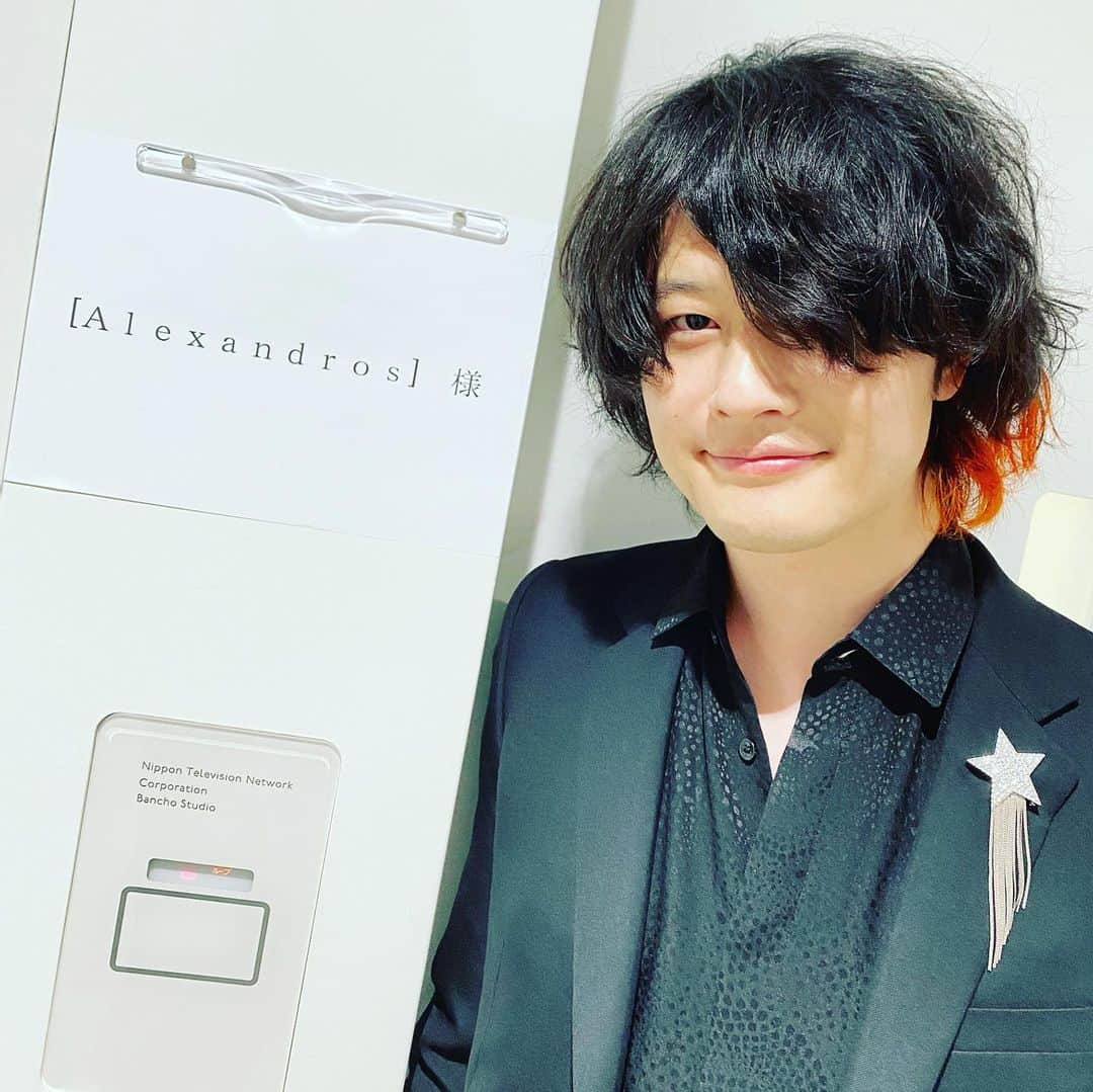 磯部寛之のインスタグラム：「Thank you BEST ARTIST 2020! Happy to play our newest tune for the first time on TV. Fun times. The tune will be launched via download/ subscription services soon so check it out! Hiro ベストアーティスト2020ありがとうございました！我々の新曲「風になって」本邦初公開でした。楽しかったー。もう近々配信開始予定なので、どうぞ楽しみにしていてください。ひろ #alexandros #日テレ #bestartist2020 #kazeninatte #風になって #初披露 #早く #もっと #演奏 #したい #もんです #な #とりあえず #観てくれ #た #みんな #ありがとう」