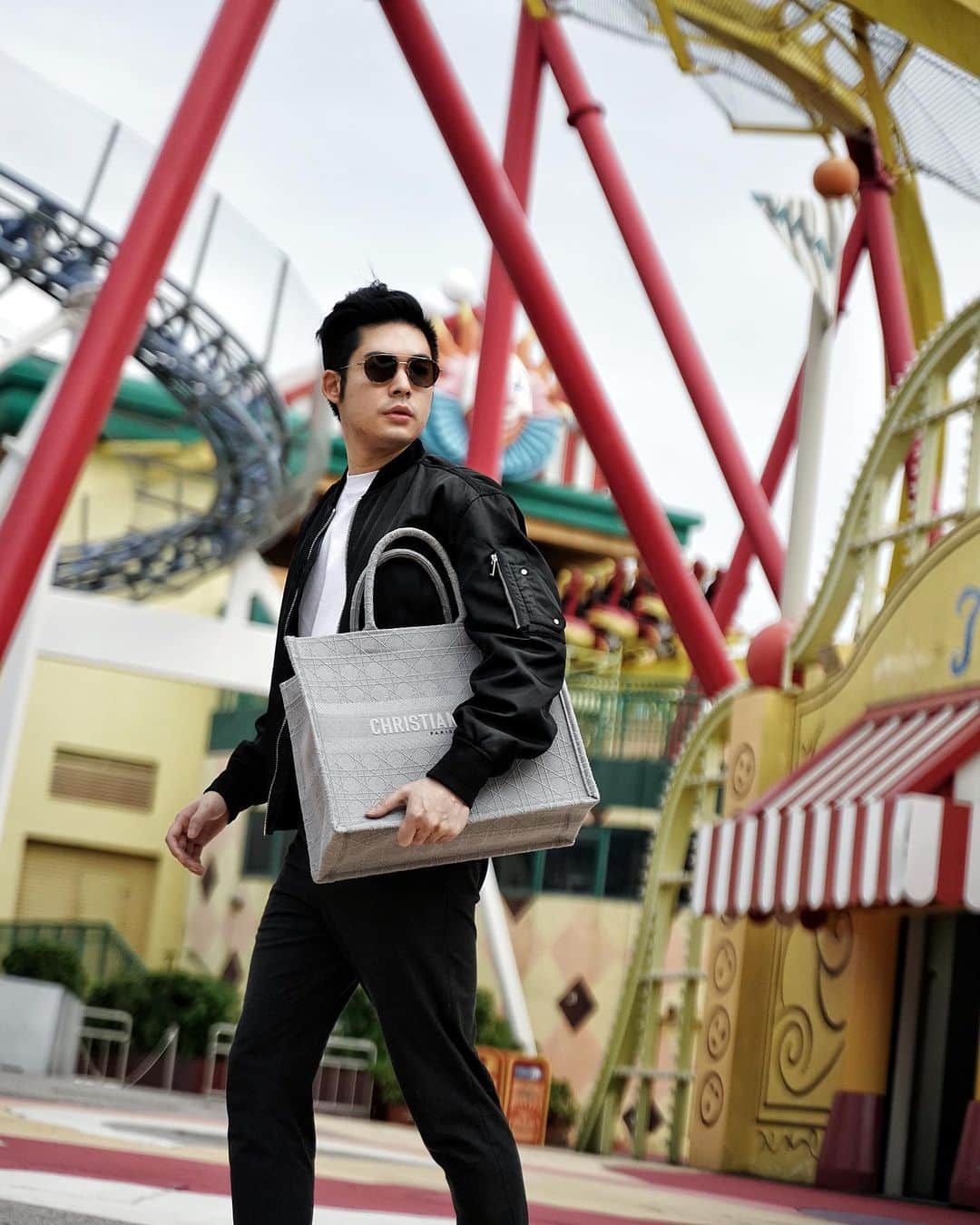 Christoffer Chengのインスタグラム：「Finally got “have a photo shoot in an empty theme park” checked off my list 🙋🏻‍♂️ @dior」