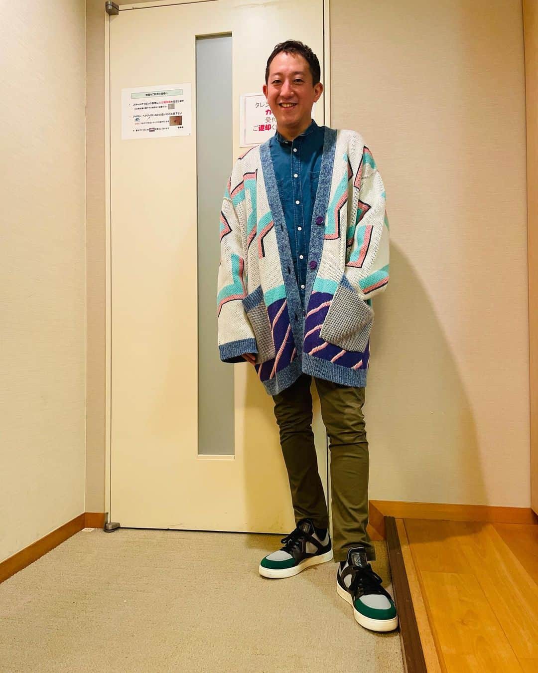 高橋茂雄のインスタグラム：「おしゃれに撮るために15枚ぐらい、スタイリストのまなちゃん撮ってもらいました！ ずっと首傾げてましたわ！笑  #OOTD #だれがやっとんねん #私服をいい感じに撮ってもらう2回目 ＃写真のコツ知りたい」