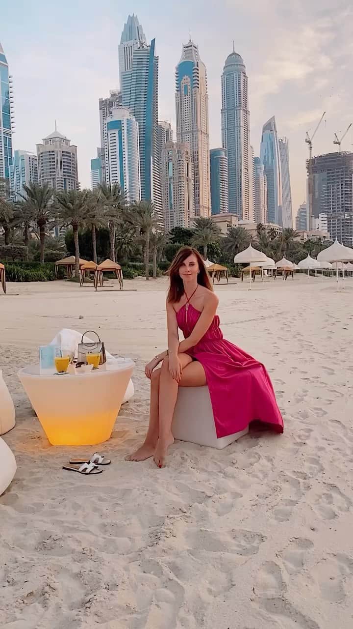 バーボラ・コディトヴァのインスタグラム：「Sunsets, sand & drinks at the @ooroyalmirage 🥂 #OORoyalMirage」