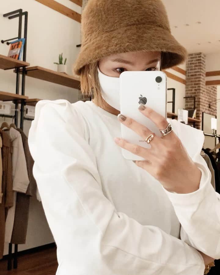 のインスタグラム：「・ ・ ファーバケットハットが前倒しで再入荷！♥️ 私はBRNを、買う予定でいたけど BLKも可愛く見えてきて悩んできた。 ・ @riorio6_6 えっ、どーするよ🙄笑 ・ ・ そして、あとジワで買ったパワショルteeかわ🧏🏼‍♂️ インしてたからシワワになっちゃった😭 ・ #ungrid#ungridコーデ #ungrid_official  #coordinate#outfit#ファーバケットハット  #バケットハット#ファーハット#パワショルトップス」