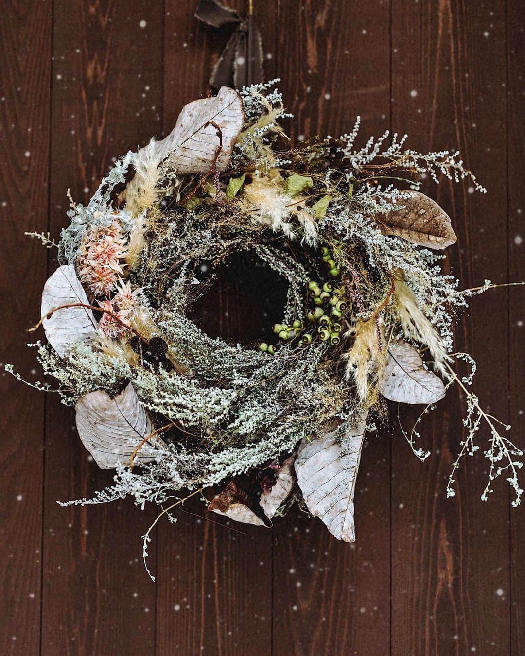 増田由希子さんのインスタグラム写真 - (増田由希子Instagram)「Winter wreath ❄️🍂 #winterwreath #wreath  ‘ 冬のリース’ 秋から初冬へ… 移ろう自然の風景をうつして。#風に舞う落ち葉 #ドアリース　#冬のリース　#リース #クリスマスリース」11月25日 22時01分 - nonihana_