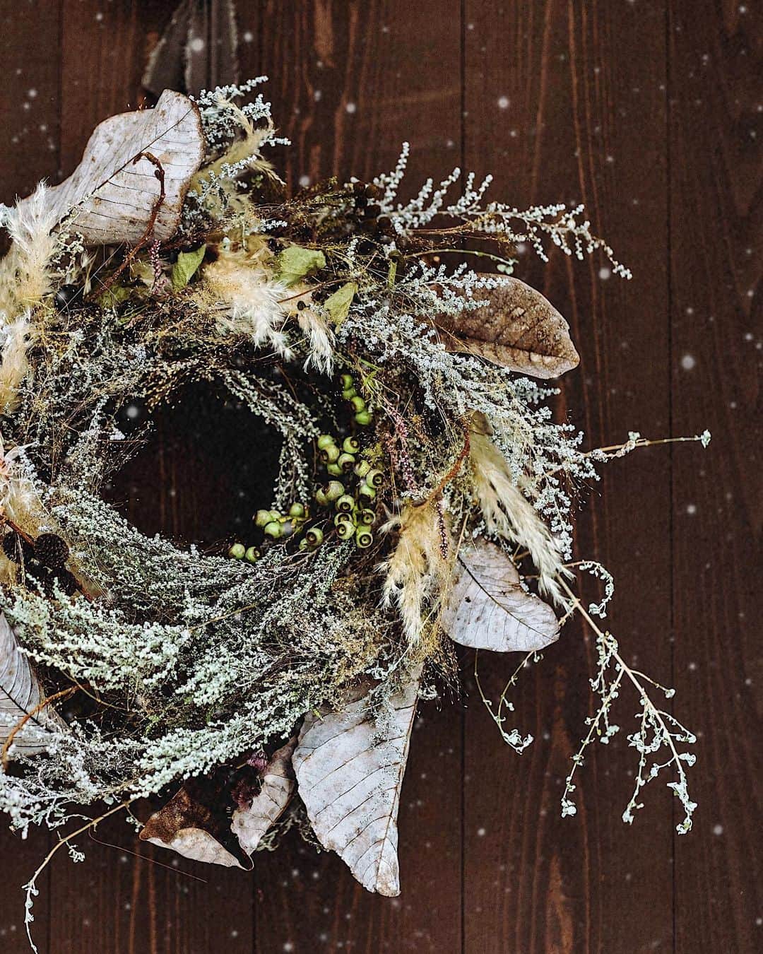 増田由希子さんのインスタグラム写真 - (増田由希子Instagram)「Winter wreath ❄️🍂 #winterwreath #wreath  ‘ 冬のリース’ 秋から初冬へ… 移ろう自然の風景をうつして。#風に舞う落ち葉 #ドアリース　#冬のリース　#リース #クリスマスリース」11月25日 22時01分 - nonihana_