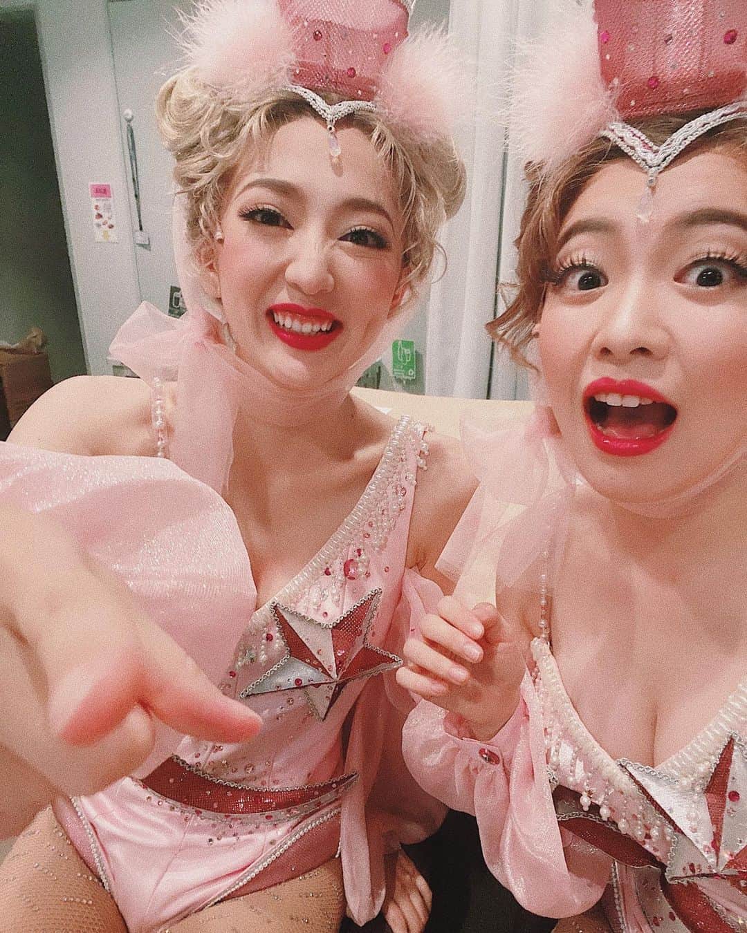 小山侑紀さんのインスタグラム写真 - (小山侑紀Instagram)「レオの妄想の中に出てくる女子たち💖 ゴージャス女子と呼ばれているのですが、なれてるかなぁ、ゴージャスできてるかなぁ ⠀ 今回初めましての玲花ちゃん。 ダンスキレキレでスラーッとしててサバサバしてて面白くて好きです。ふふ ⠀ #プロデューサーズ #ゴージャス女子  #なりたいよゴージャスに」11月25日 22時01分 - yuki_koyama0828