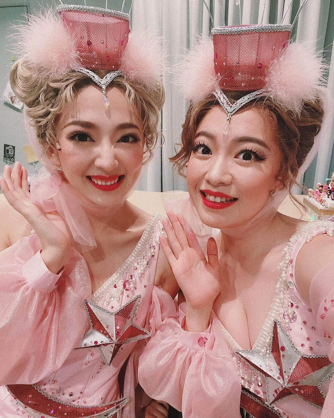 小山侑紀さんのインスタグラム写真 - (小山侑紀Instagram)「レオの妄想の中に出てくる女子たち💖 ゴージャス女子と呼ばれているのですが、なれてるかなぁ、ゴージャスできてるかなぁ ⠀ 今回初めましての玲花ちゃん。 ダンスキレキレでスラーッとしててサバサバしてて面白くて好きです。ふふ ⠀ #プロデューサーズ #ゴージャス女子  #なりたいよゴージャスに」11月25日 22時01分 - yuki_koyama0828